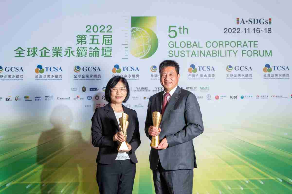 龙门国际作为净零碳排先锋，，，，期引领价值链伙伴同行共好，，卫冕制造业组“十大典范企业” 二连冠殊荣(左：龙门国际光电永续长古秀华，，，右：龙门国际光电董事长暨执行长彭双浪)