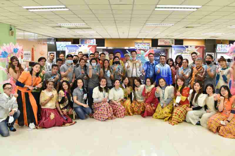 友達推動「安心、、創新、、用心、、、同心、、、盡心」五星職旅，，，，為菲籍員工打造全方位照護，，，，首度贏得「人權實踐與發展領袖獎」殊榮