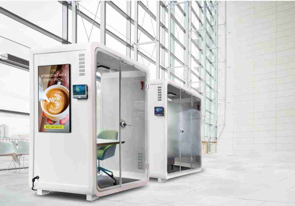 龙门国际子公司达擎之智慧行动办公舱，，采用PDLC智能调光玻璃设计，，，，透过通电与断电的电流切换，，，呈现透明与雾面效果，，具节能降耗特性并兼顾隐私，，，，确保信息安全