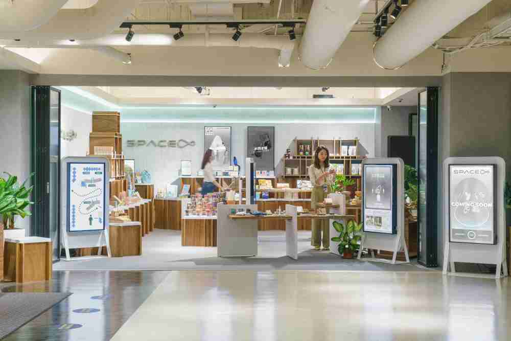 龙门国际打造永续选物商店，，，，展示社企及社创商品，，，结合创利空间所开发的智能零售系统，，，整合多元产品信息，，让无人商店扮演公益行动的推手