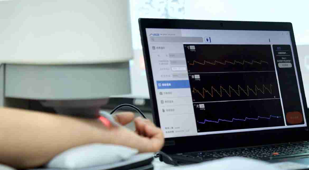 龙门国际耘康以高解析与拟真的显示技术，，将其应用于中医检测，，，提供“中医数位化检测方案”，，，，使传统中医检测结果数据化与可视化