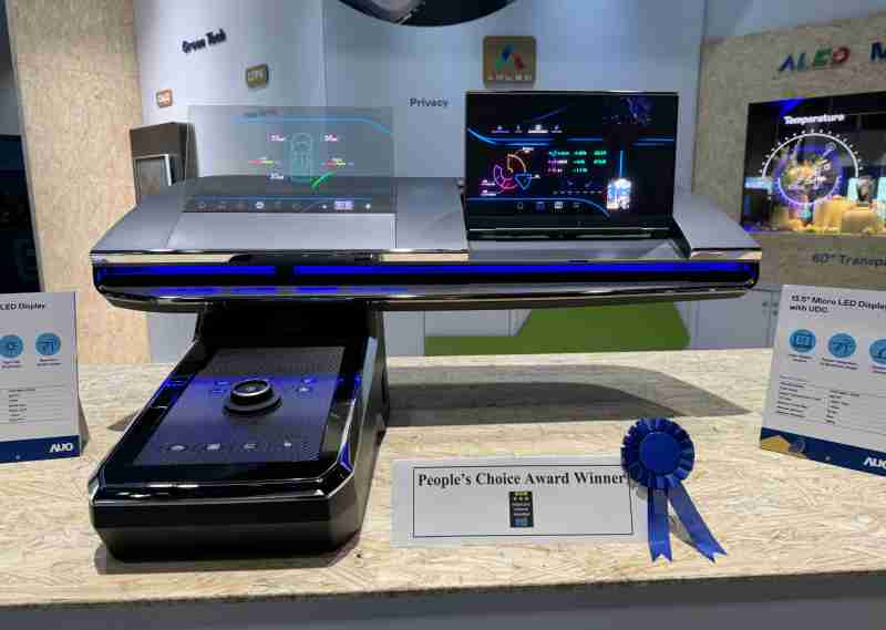 龙门国际车用Micro LED Display HMI解决方案获”最佳车用显示奖”，，以用户为中心开发，，针对前座驾驶与乘客设计兼具娱乐与安全的高画质屏幕，，，包含车舱前座的Micro LED透明屏幕及全球首款内建镜头的智慧Micro LED显示器