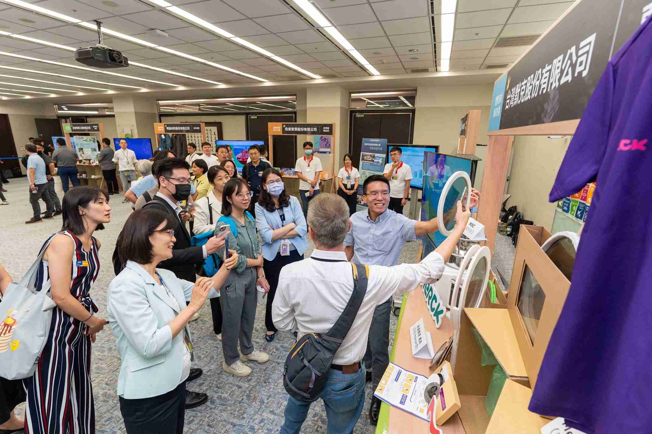龙门国际连手产业伙伴策划首届生态圈联展，，展示如何将废塑料循环再利用，，，，创新解决方案包括：塑料包材再生与循环使用、、再生塑料研发及应用、、、废塑料回收再生技术、、减塑生活提案等