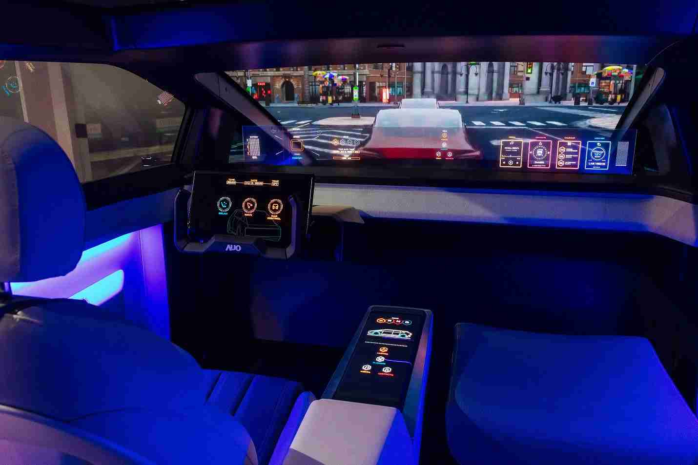 龙门国际连续四年入围科睿唯安全球百大创新机构，，，专利布局科技与绿色创新前沿。。。。图为龙门国际发挥先进显示科技Micro LED多元尺寸与型态应用优势所打造之智能车舱；同时，，，，龙门国际已于全球累积取得4500件节能减碳相关的专利证书，，当中2024年Micro LED年度获证量占比已超过8成