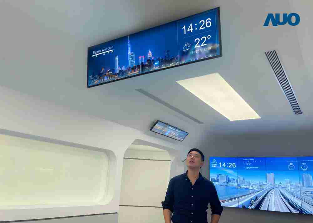 达擎TARTAN “37吋超薄双屏车厢显示器” 采用单一背光设计，，，将双面显示器厚度大幅缩减至12mm，，，支持长条屏 32:9 规格，，，，突破传统分辨率限制，，，，提供旅客更清晰实时的乘车信息及广告讯息